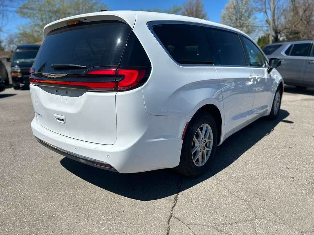 Used 2025 Chrysler Pacifica Select FWD image 5