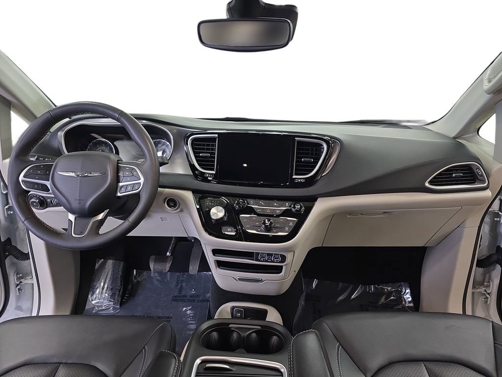 Certified 2024 Chrysler Pacifica Touring-L FWD image 9