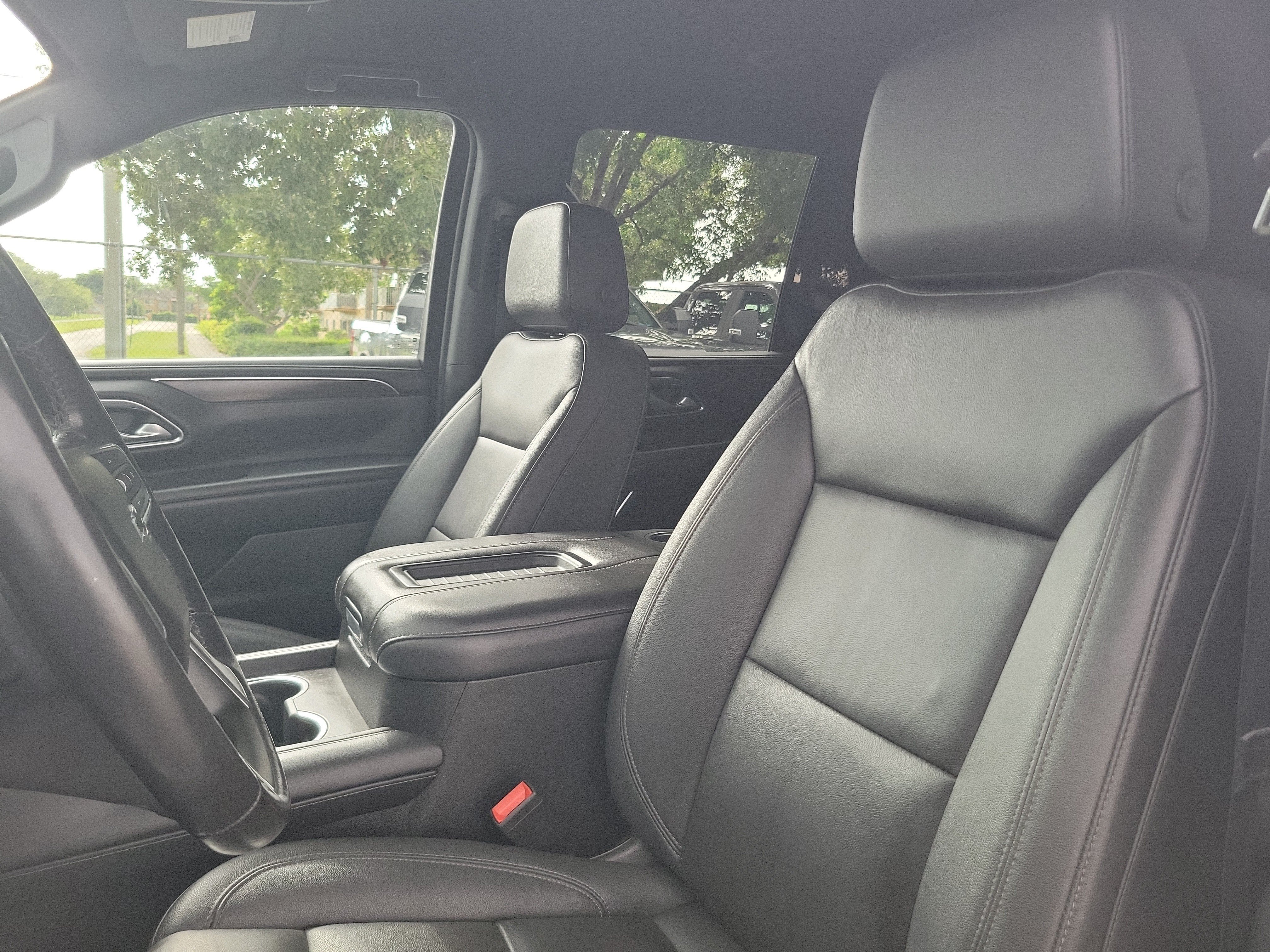 Used 2022 Chevrolet Tahoe Z71 w/ Luxury Package AWD/4WD image 12