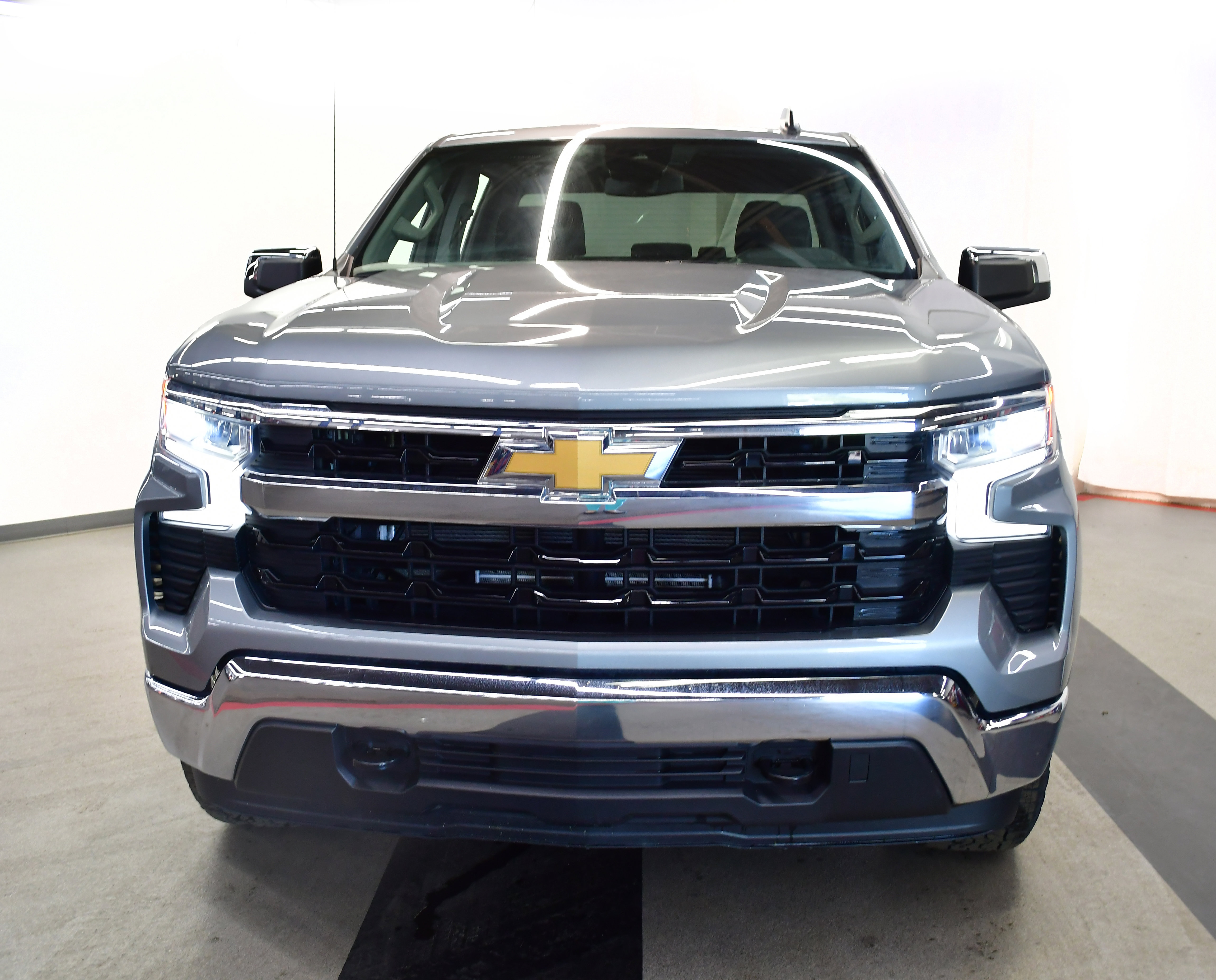 Used 2024 Chevrolet Silverado 1500 LT AWD/4WD image 3