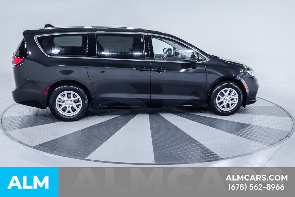Used 2023 Chrysler Pacifica Touring-L FWD image 10