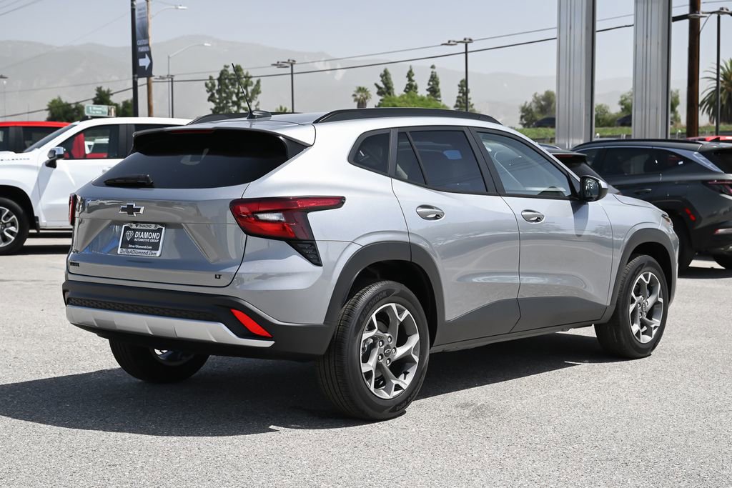 New 2026 Chevrolet Trax LT w/ LPO, Blackout Package FWD image 4