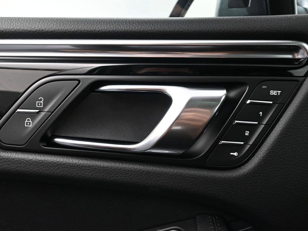 Certified 2026 Porsche Macan image 18