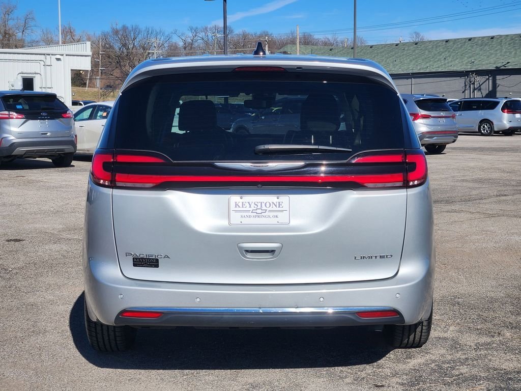 Used 2024 Chrysler Pacifica Limited image 6