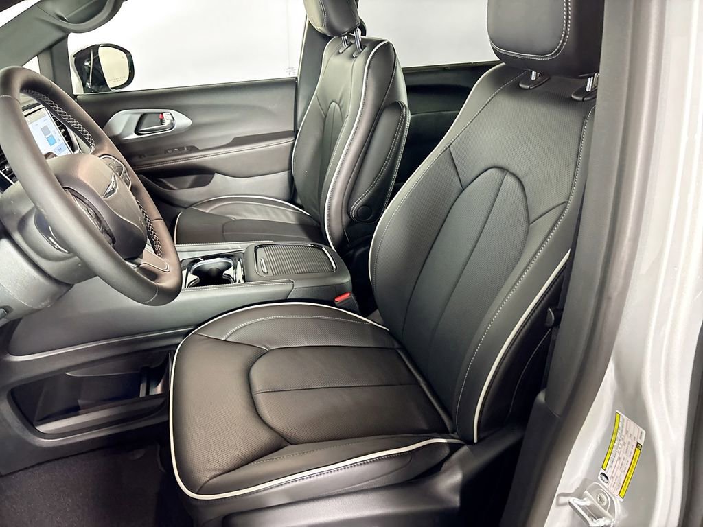 New 2026 Chrysler Pacifica Limited image 11