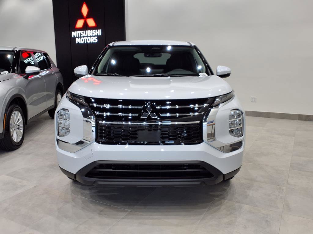 New 2025 Mitsubishi Outlander ES image 2