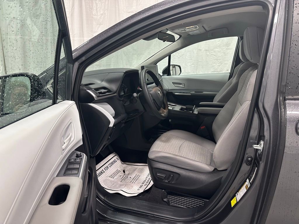 Used 2025 Toyota Sienna LE image 10
