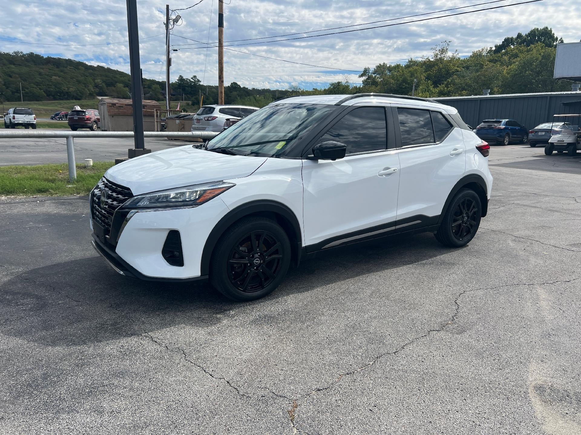 Used 2023 Nissan Kicks SR w/ SR Premium Package FWD image 5