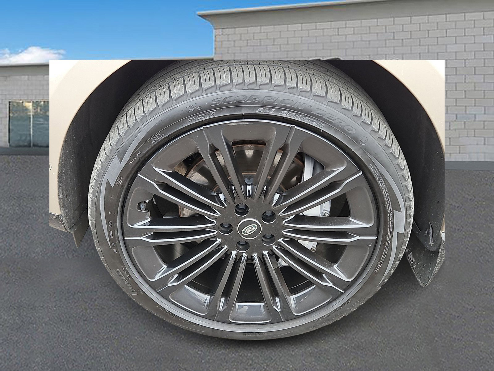 Used 2024 Land Rover Range Rover Long Wheelbase SE image 8