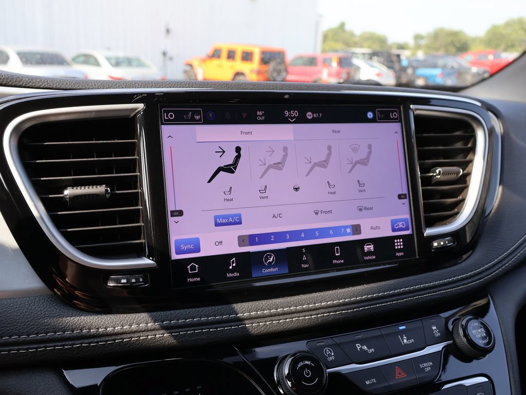 Used 2025 Chrysler Pacifica Limited FWD image 35