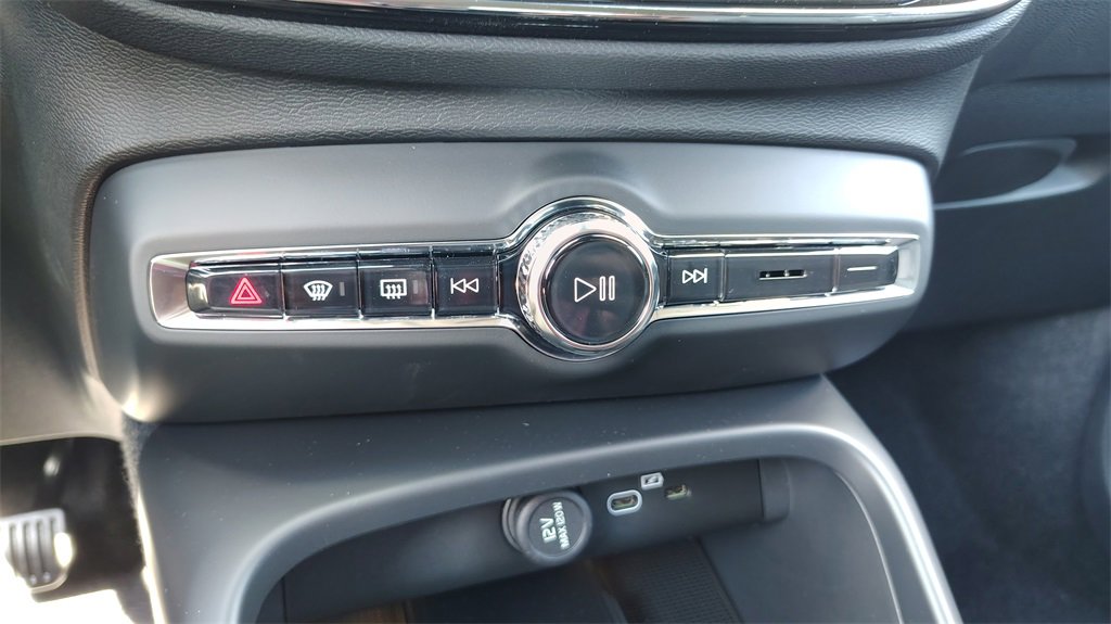 New 2026 Volvo XC40 B5 Core w/ Climate Package image 19