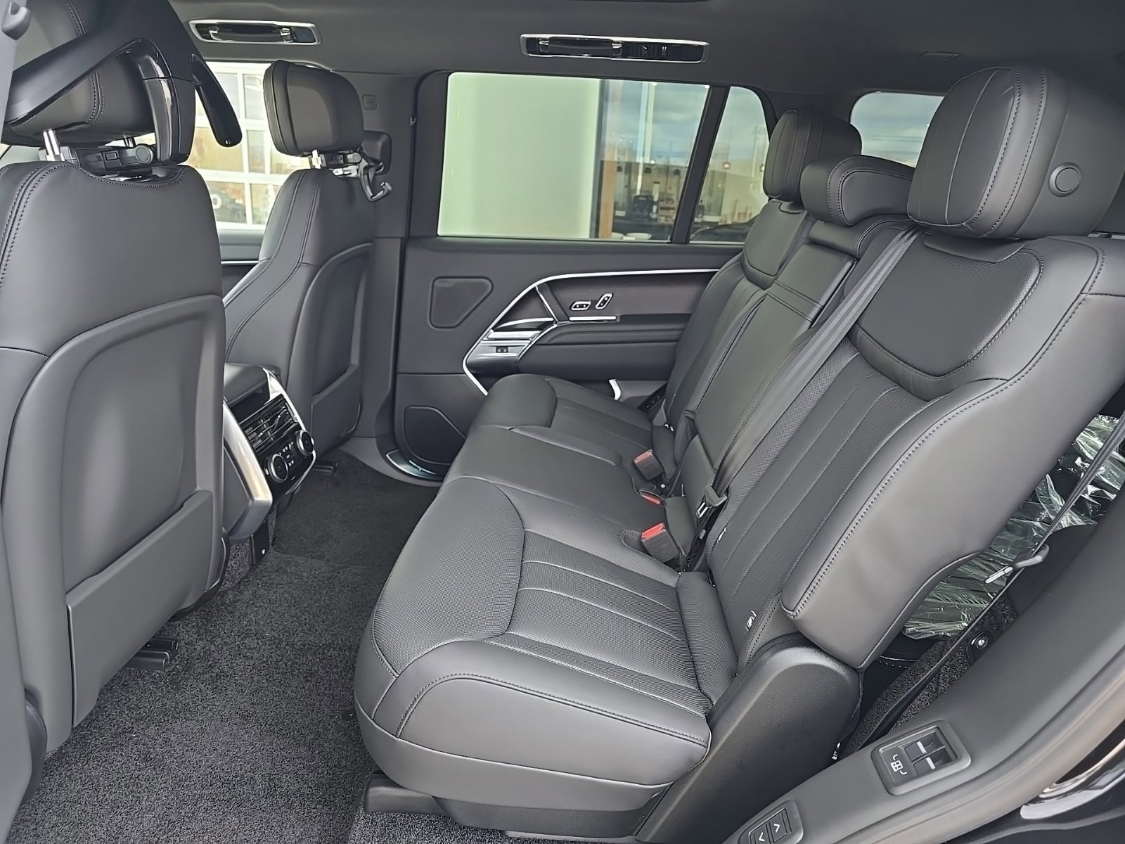 New 2026 Land Rover Range Rover Long Wheelbase SE image 7