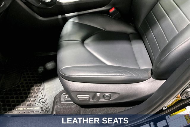 Used 2020 Toyota Highlander XLE AWD/4WD image 24