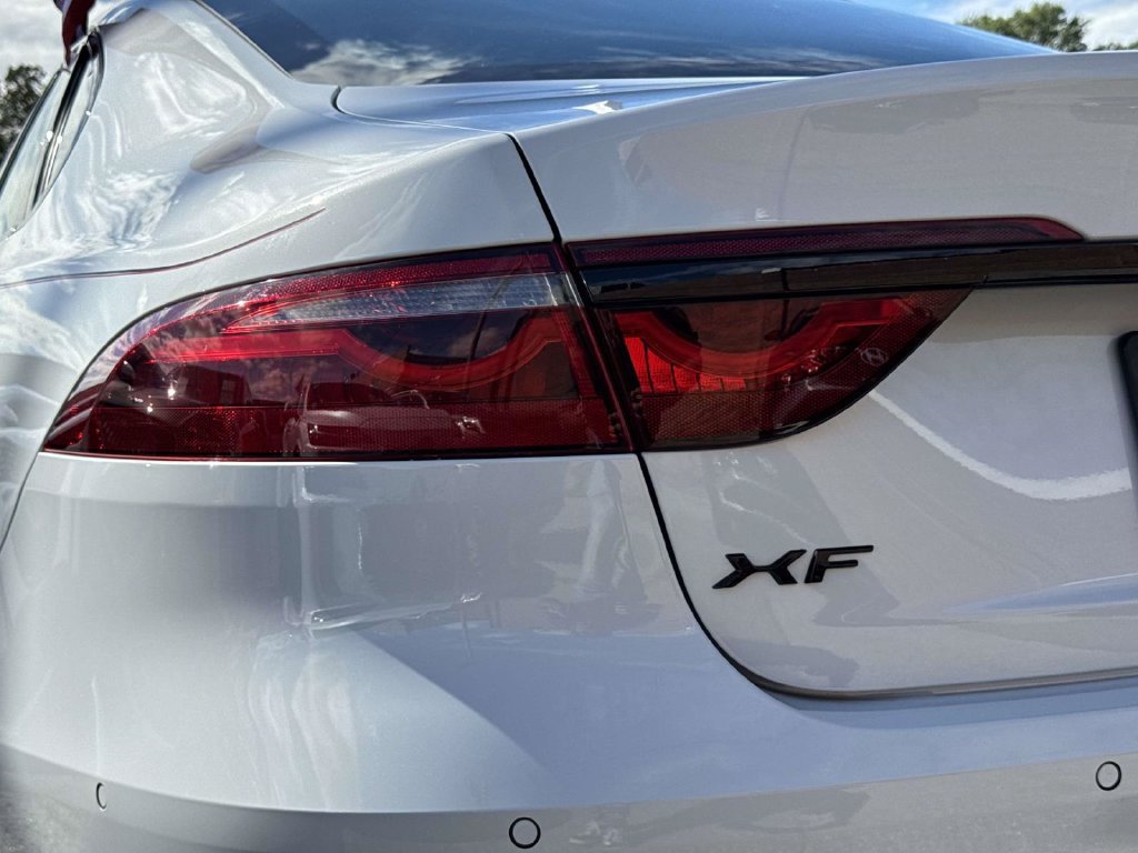 Used 2021 Jaguar XF R-Dynamic SE AWD/4WD image 11