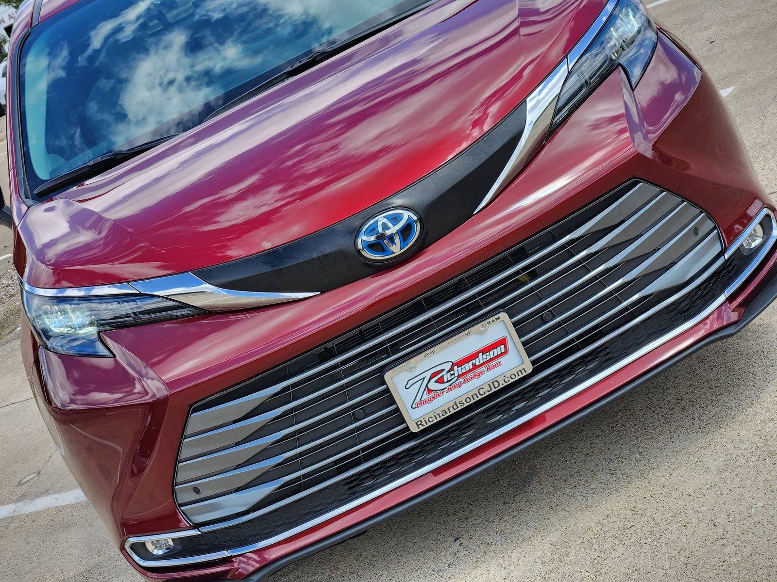 Used 2025 Toyota Sienna XLE image 14