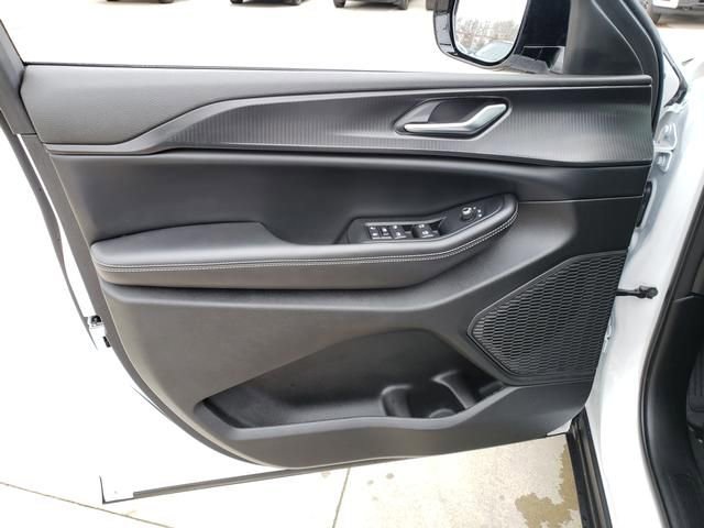 Used 2024 Jeep Grand Cherokee Altitude image 12