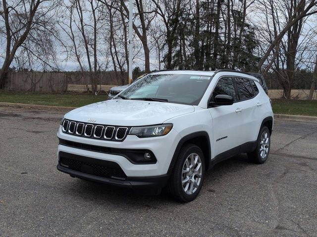 Used 2024 Jeep Compass Latitude w/ Sun and Sound Group AWD/4WD image 7