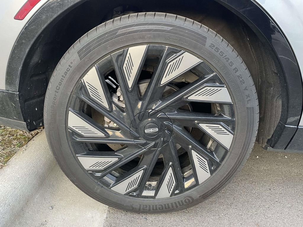 Used 2025 Lincoln Nautilus Reserve image 6