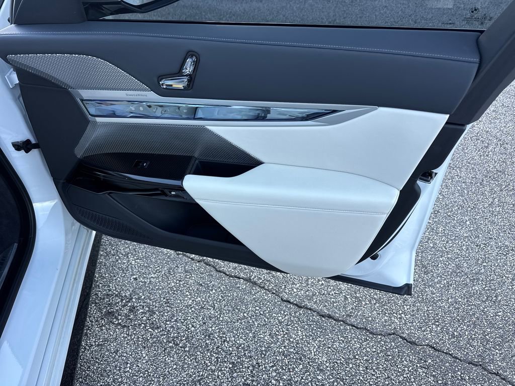 Used 2023 BMW 760i xDrive image 13
