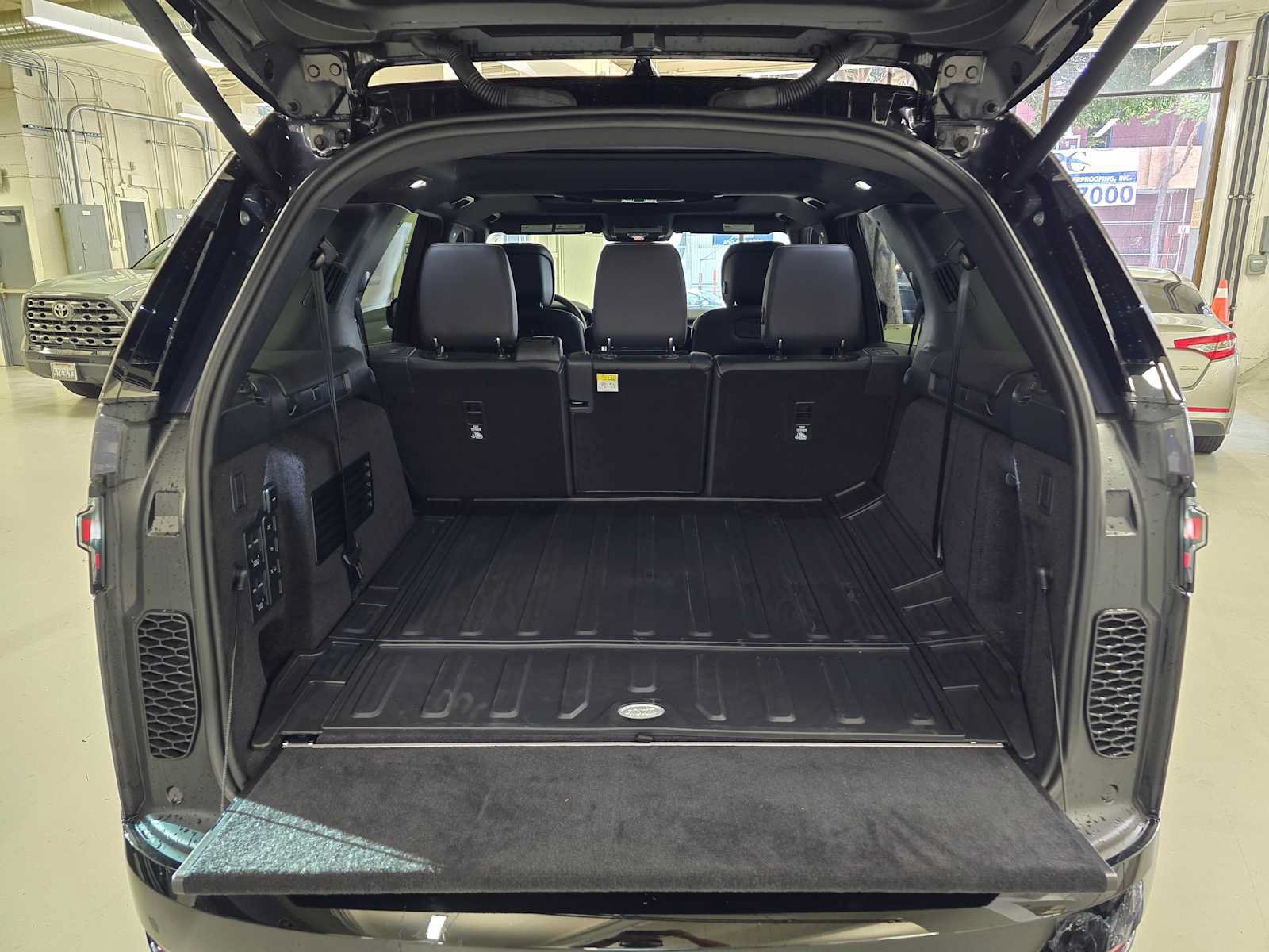 New 2026 Land Rover Discovery Limited Edition AWD/4WD image 14