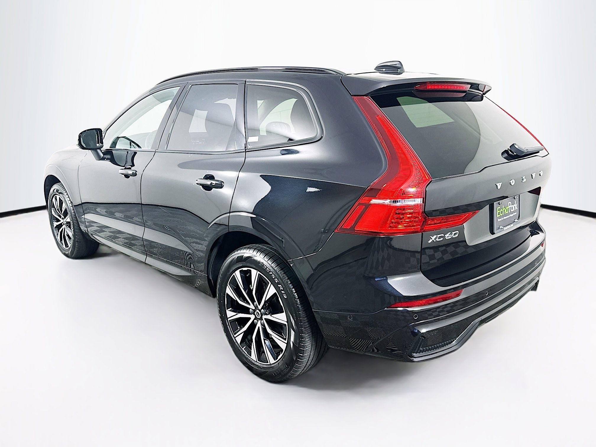 Used 2025 Volvo XC60 B5 Plus w/ Climate Package image 5