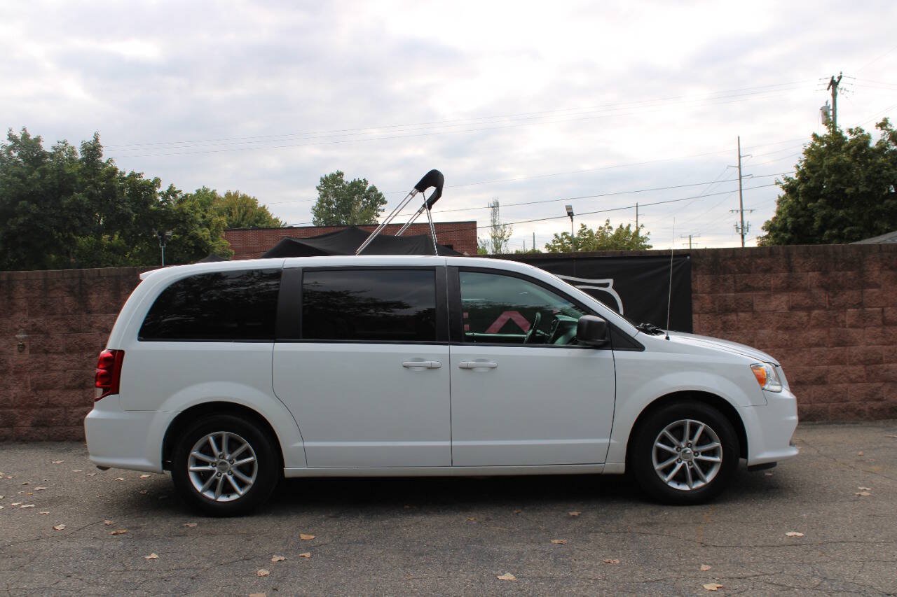 Used 2018 Dodge Grand Caravan SE FWD image 5