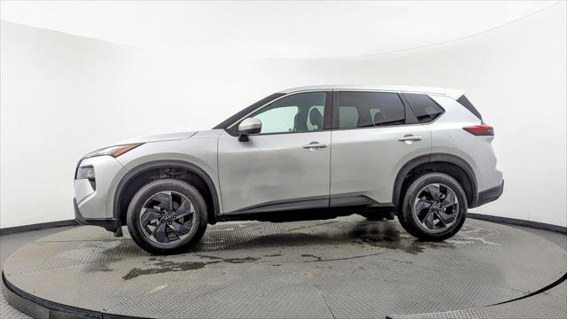 Used 2024 Nissan Rogue SV image 3