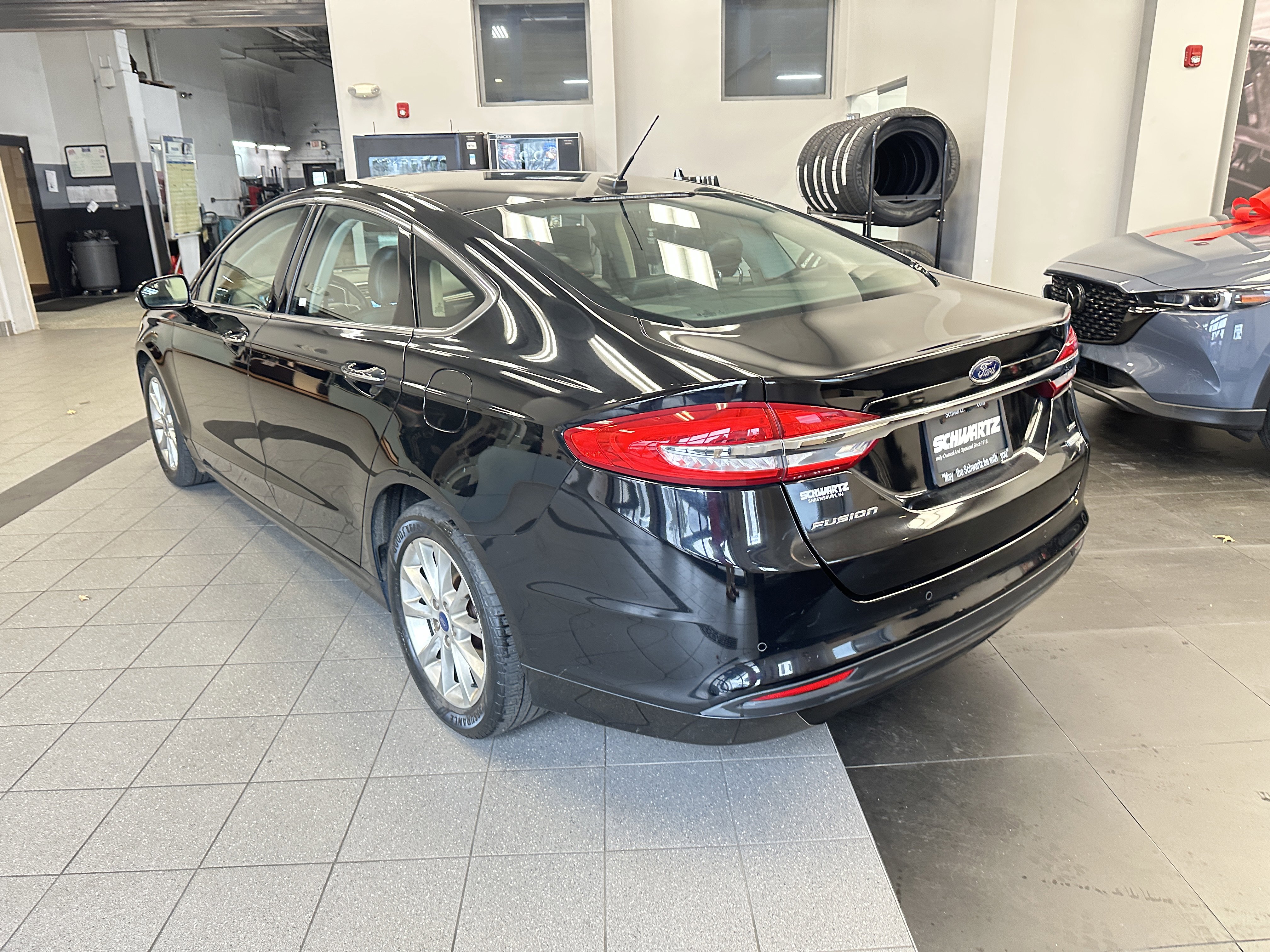 Used 2017 Ford Fusion SE w/ Fusion SE Technology Package image 5