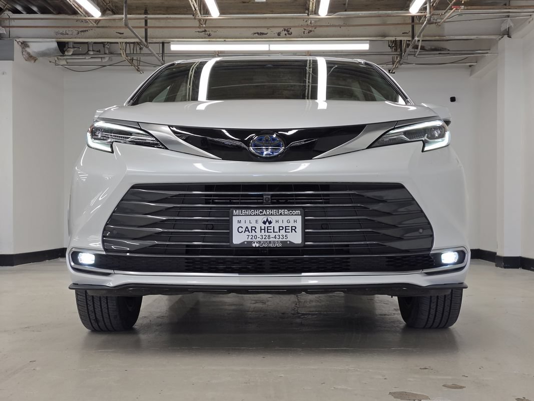 Used 2024 Toyota Sienna Platinum AWD/4WD image 3
