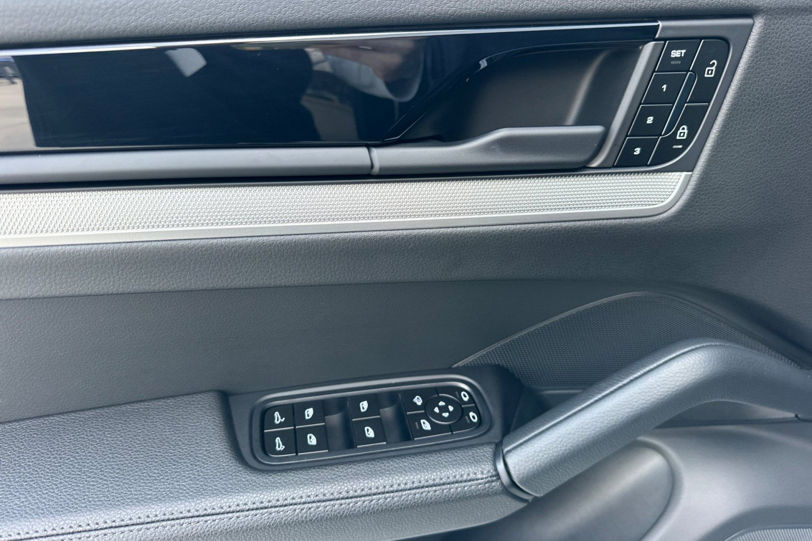 Used 2025 Porsche Cayenne image 12