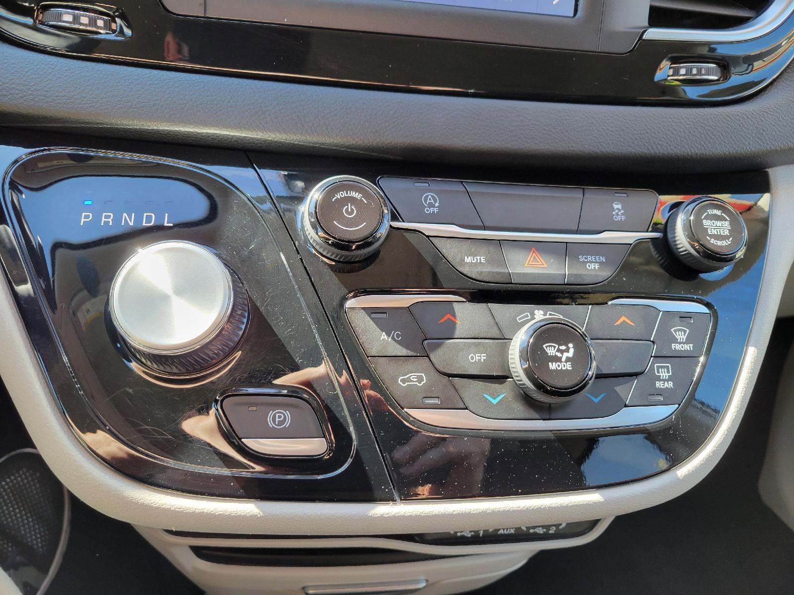 Used 2024 Chrysler Voyager LX image 20
