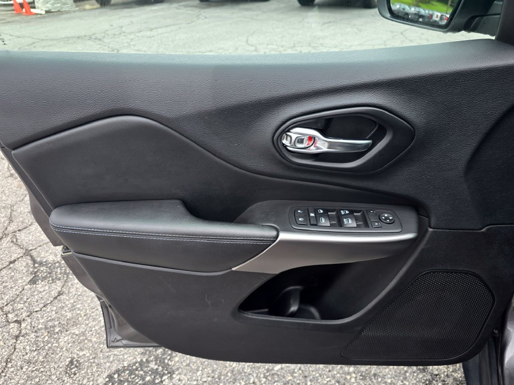 Used 2019 Jeep Cherokee Latitude Plus w/ Comfort/Convenience Group AWD/4WD image 43