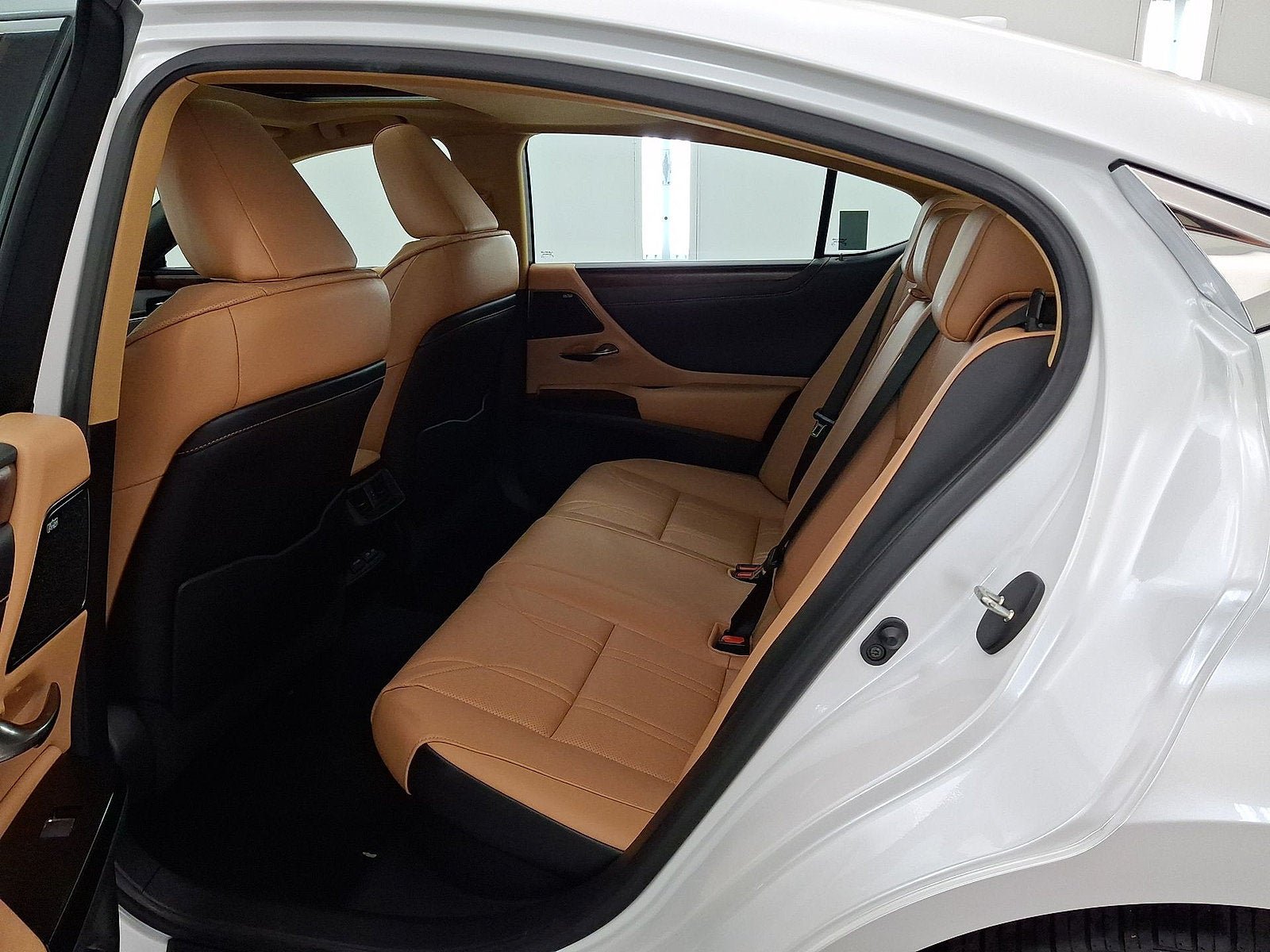 Used 2022 Lexus ES 300h w/ Luxury Package FWD image 12