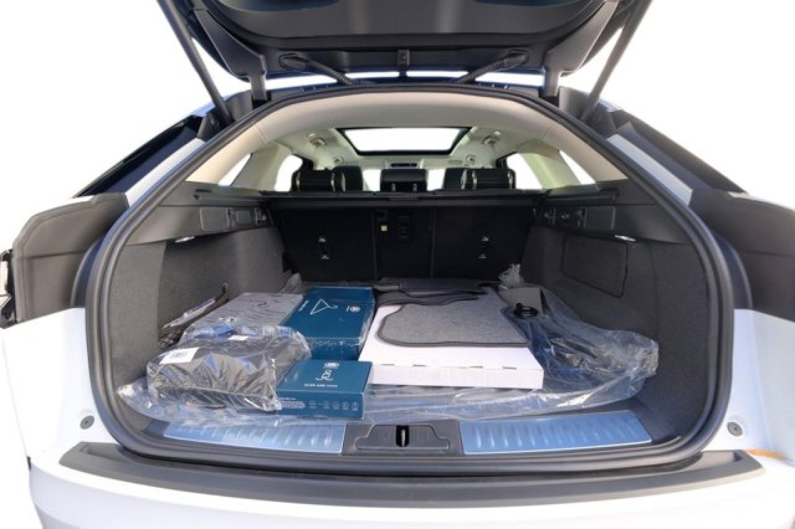 New 2025 Land Rover Range Rover Velar Dynamic SE image 15