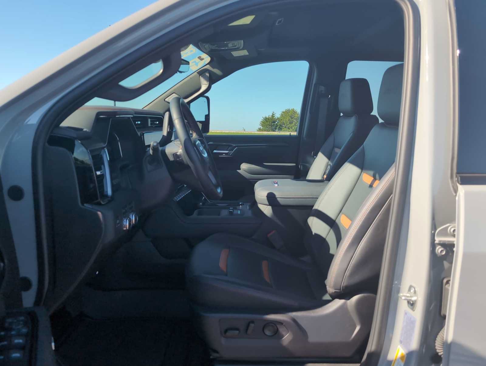 Used 2025 GMC Sierra 2500 AT4 w/ AT4 Premium Plus Package AWD/4WD image 19