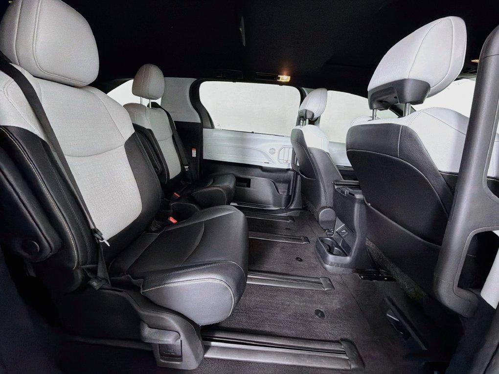 Used 2025 Toyota Sienna XSE w/ XSE Plus Package FWD image 28