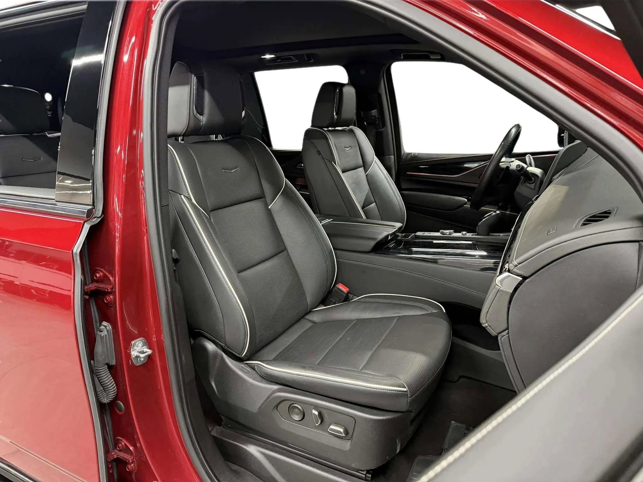 Used 2023 Cadillac Escalade Sport w/ LPO, ONYX Package image 16