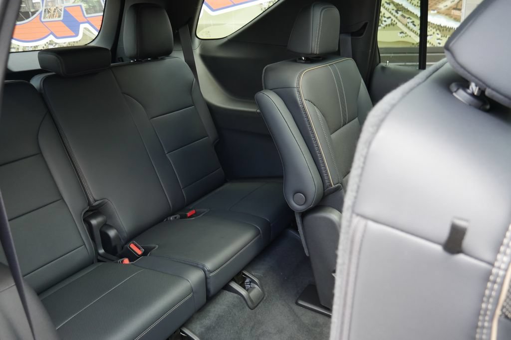 New 2026 Chevrolet Traverse High Country w/ LPO, Floor Liner Package AWD/4WD image 18