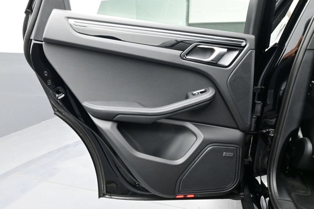 Certified 2025 Porsche Macan AWD/4WD image 13