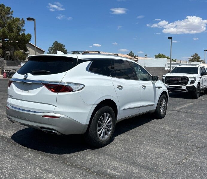 Used 2023 Buick Enclave Essence FWD image 3