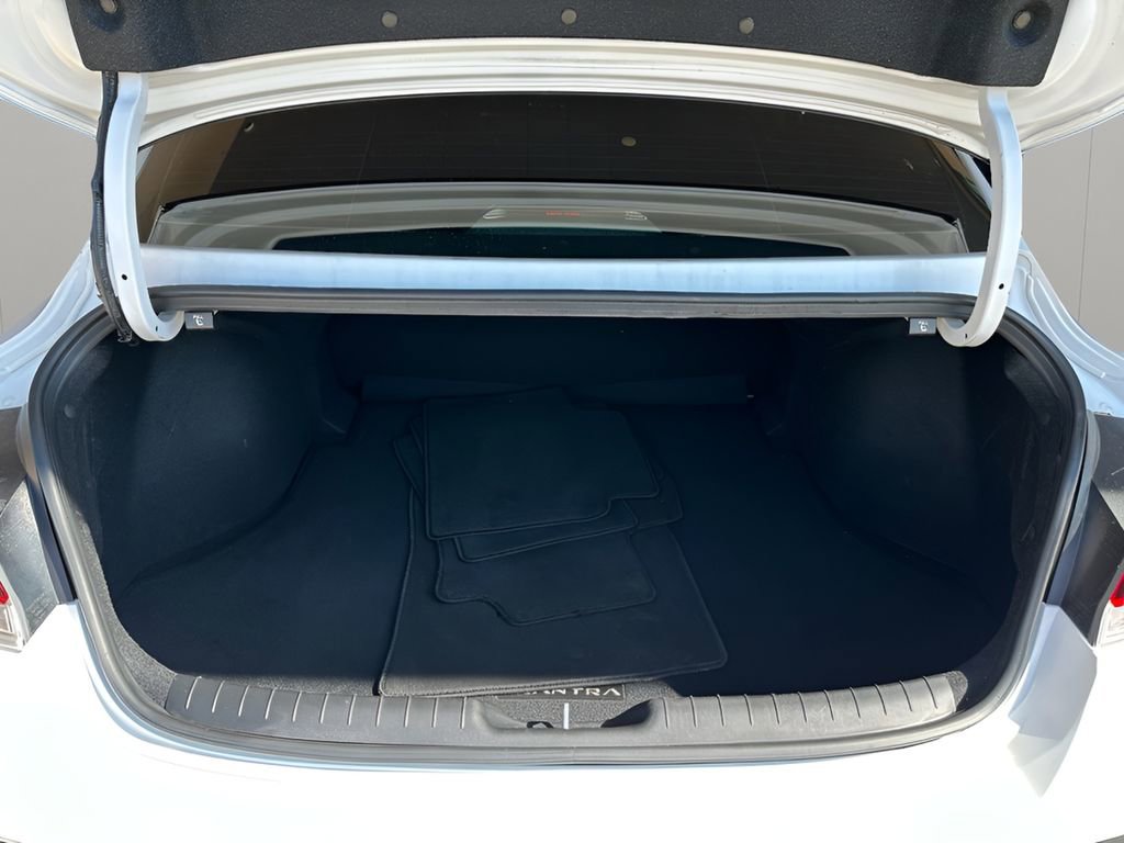 Used 2025 Hyundai Elantra SE FWD image 26