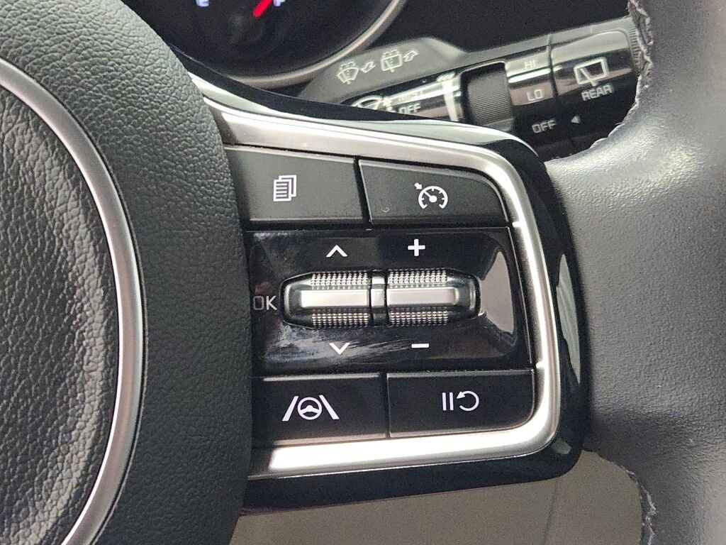 Used 2024 Kia Carnival LX image 36