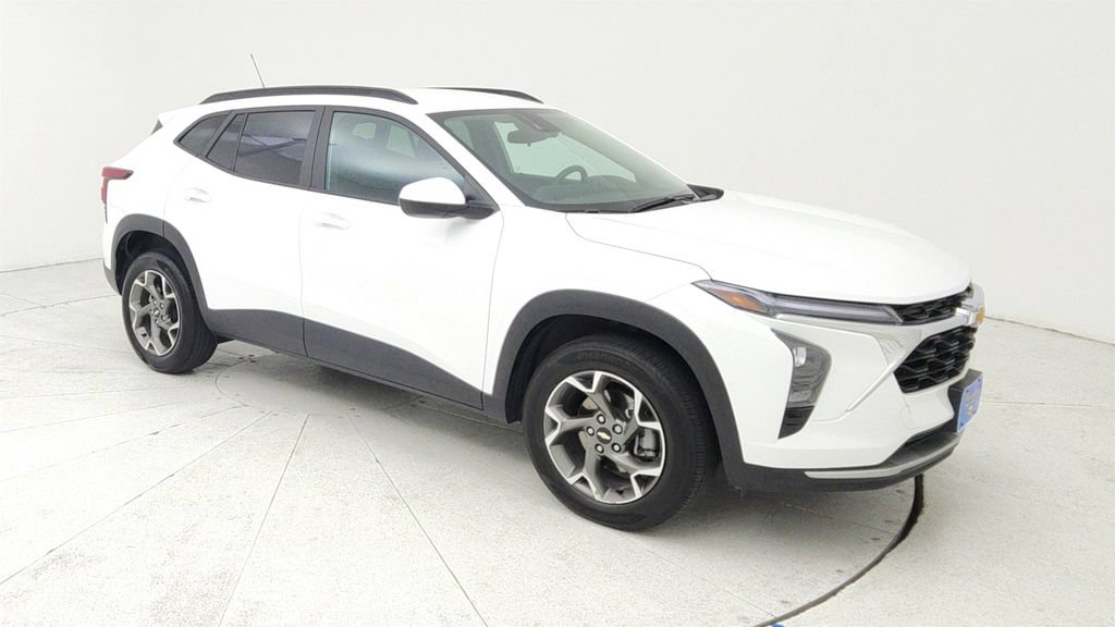 Certified 2025 Chevrolet Trax LT FWD image 1