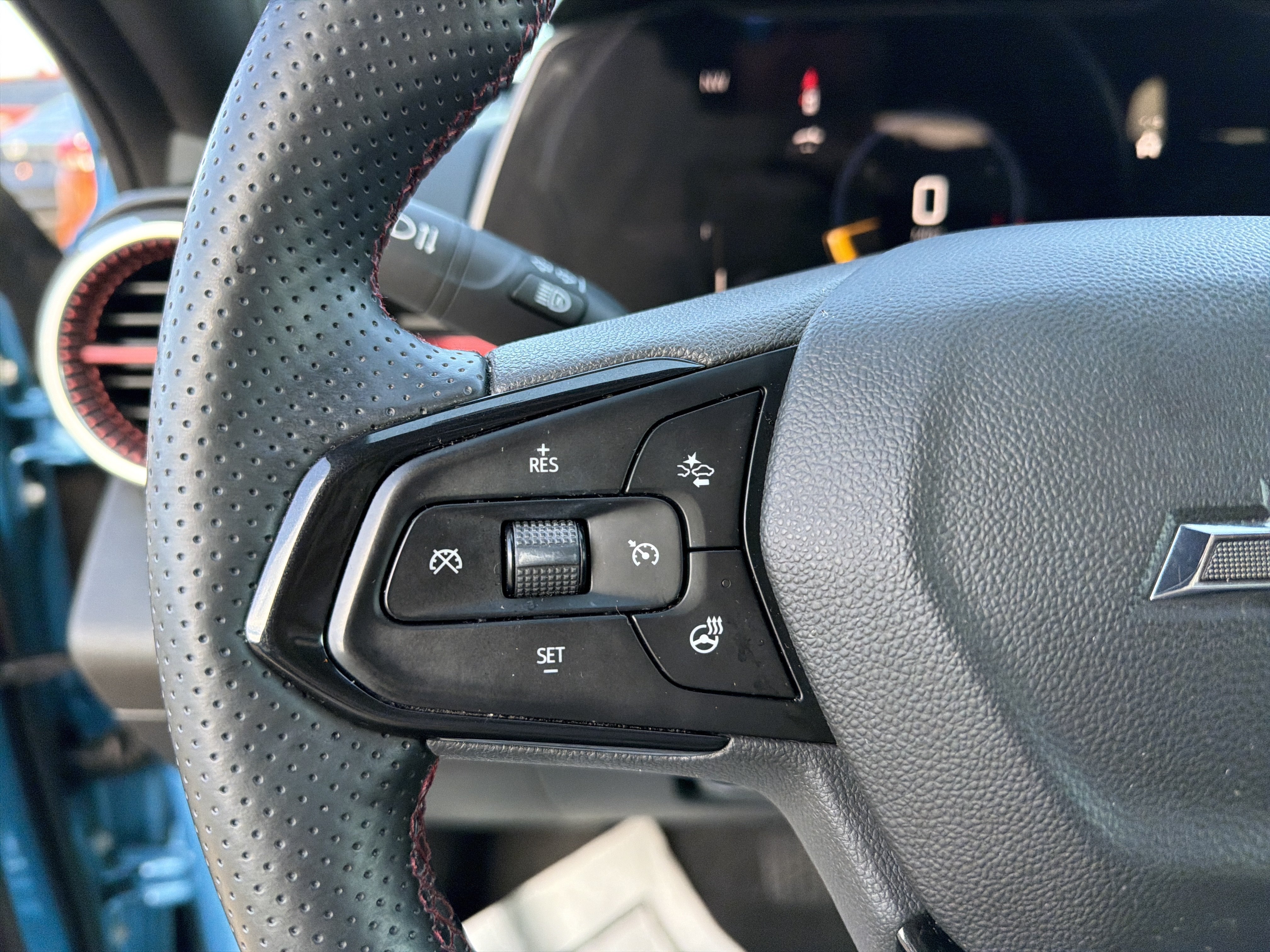 Used 2025 Chevrolet Trax RS w/ Sunroof Package FWD image 20