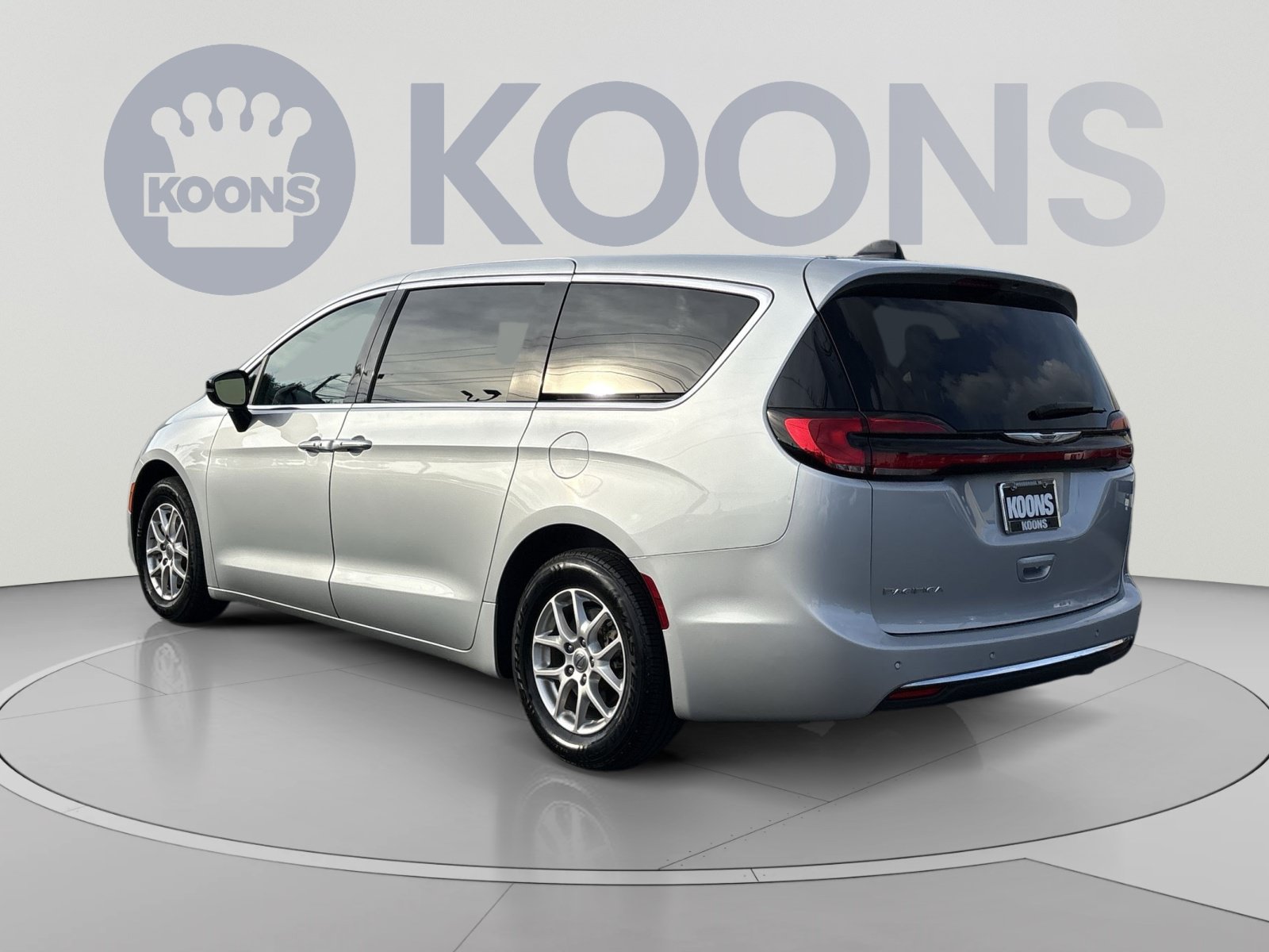 Used 2024 Chrysler Pacifica Touring-L FWD image 4