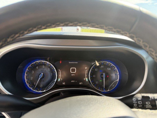 Used 2023 Chrysler Pacifica Touring-L FWD image 16