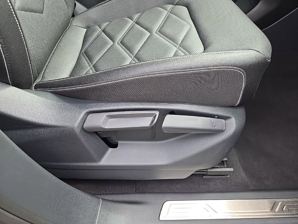 Used 2025 Volkswagen Atlas SE AWD/4WD image 32