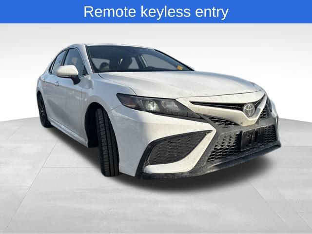 Used 2022 Toyota Camry SE image 3