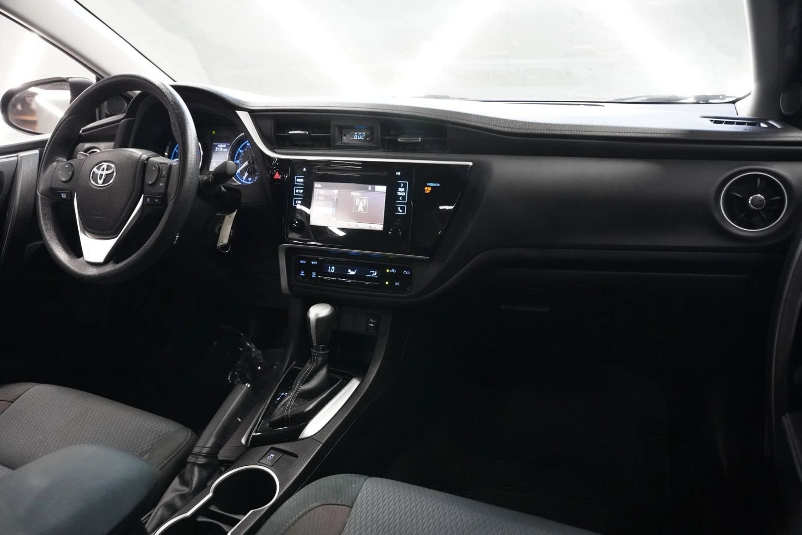 Used 2019 Toyota Corolla LE FWD image 28