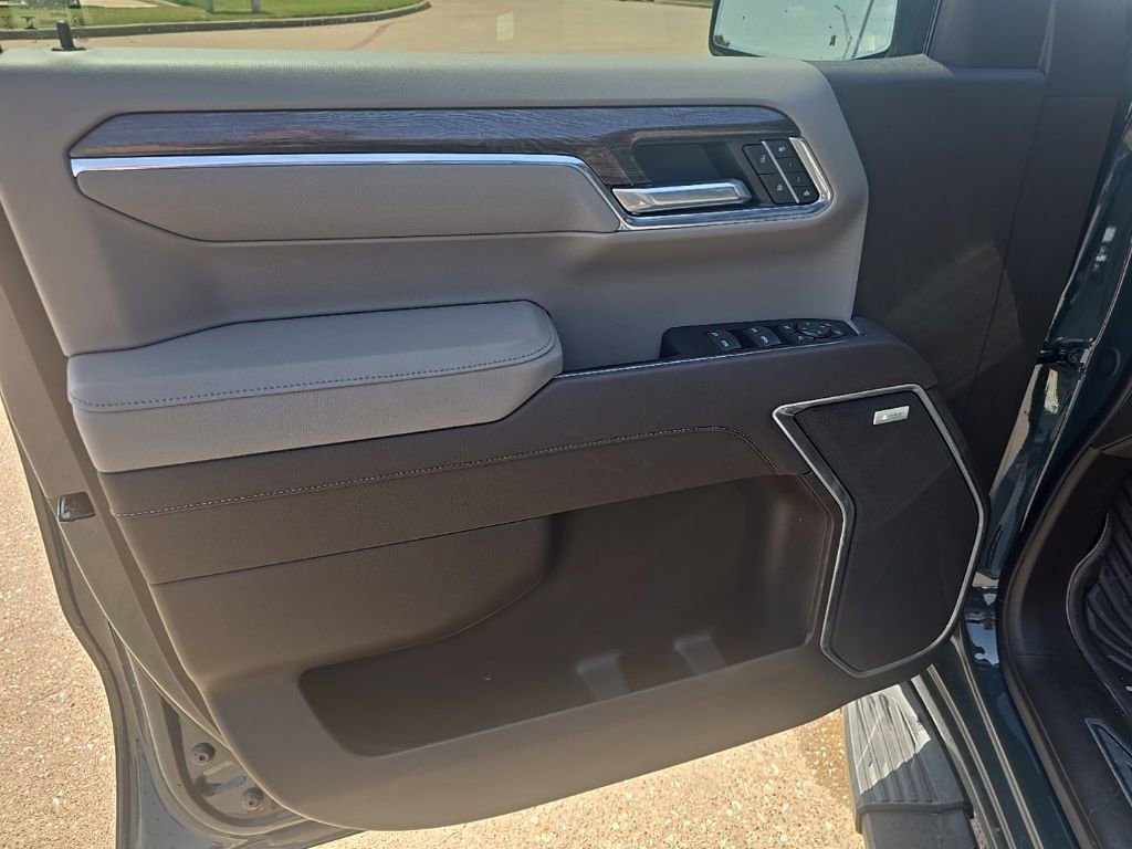 Used 2025 Chevrolet Silverado 1500 LTZ AWD/4WD image 16